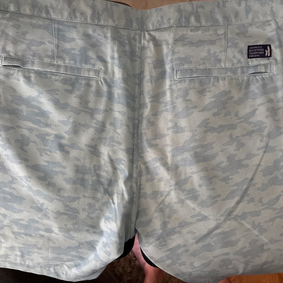 johnnie-O flat front shorts. 34 - Picture 3 of 4